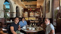 Sibuk sebagai atlet sekaligus TNI Angkatan Darat, Aprilio tetap menyempatkan waktu untuk keluarganya. Bertemu dengan kedua orang tua sambil makan bersama dilakukan Aprilio untuk mengusir rasa rindunya. Foto: Instagram/manganang92