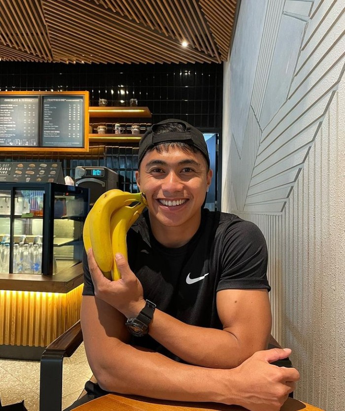 Galeri Aprilio Manganang Resmi Bertunangan, Begini Gaya Aprilio Saat Minum kopi hingga Makan Pisang