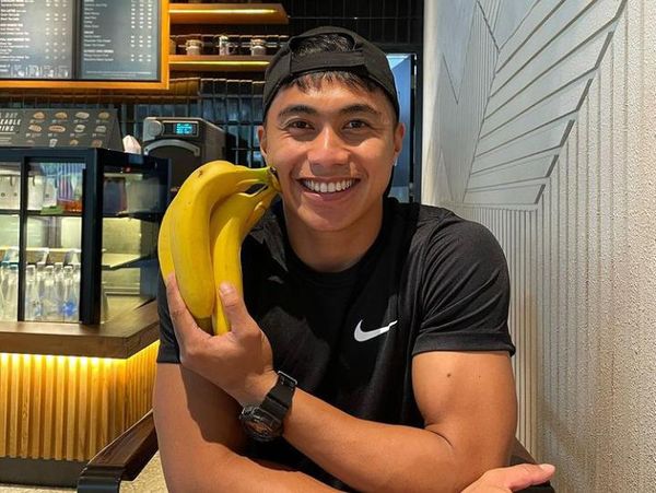 Gaya Keren Aprilio Manganang Saat Minum Kopi dan Makan Pisang