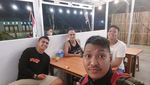 Gaya Keren Aprilio Manganang Saat Minum Kopi dan Makan Pisang