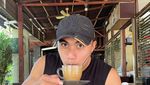 Gaya Keren Aprilio Manganang Saat Minum Kopi dan Makan Pisang