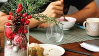 Aprilio termasuk sosok yang fokus saat makan. Dirinya bisa menunduk dan fokus menghabiskan makanan yang disajikan di hadapannya tanpa mengobrol. Foto: Instagram/manganang92