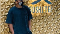 Dirinya juga senang mengunjungi restoran sushi saat memiliki waktu luang. Kenakan topi dan masker hitam, Aprilio tampak begitu gagah dengan tubuhnya yang kekar. Foto: Instagram/manganang92