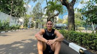 Rutin olahraga, Aprilio Manganang sukses membentuk fisiknya menjadi lebih tegap dan kekar. Olahraga keras serta diimbangi dengan minuman protein shake mempercepat Aprilio dalam membangun massa ototnya. Foto: Instagram/manganang92