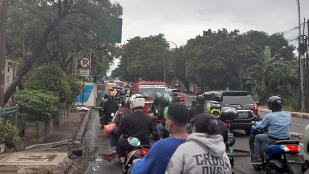 Galian PLN di TB Simatupang arah Kampung Rambutan, Senin (24/1/2022), Galian PLN di TB Simatupang arah Kampung Rambutan, Senin (24/1/2022),
