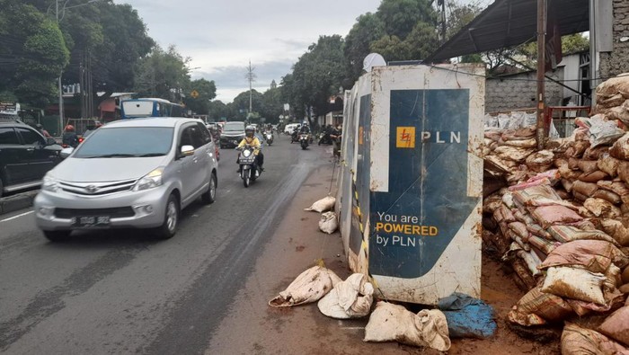 Galian PLN di TB Simatupang arah Kampung Rambutan, Senin (24/1/2022),