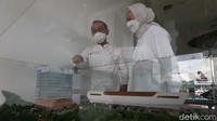 Project Director LRT City Tebet dan MTH 27 Office Suites Aan Susanto dan Anggota Tim Corporate Communication Regina Karlinda sedang berbincang di Marketing Office MTH 27 Office Suite, salah satu salah proyek Adhi Commuter Properti (ADCP) yang berfungsi sebagai gedung perkantoran pada Senin (24/1/2022).