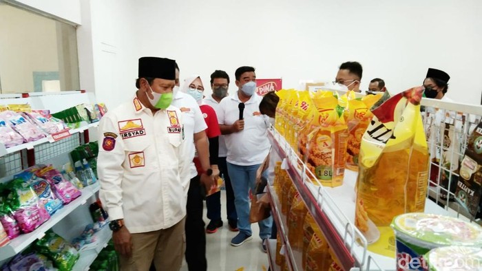 Gus Irsyad di pusat belajar pedagang toko kelontong