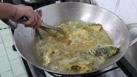 Adapun ikan arwana yang dijadikan menu makanan di Limerr Resto ialah jenis silver brazil. Ikan mahal tersebut diolah menjadi menu makanan seperti arwana sambal cobek, pepes arwana, hingga arwana bakar. Foto: detikcom/Bima Bagaskara