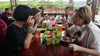 Sansan misalnya, pengunjung asal Jakarta ini sengaja datang ke Limerr Resto untuk mencicipi ikan arwana goreng dan arwana sambal cobek. Sansan mengaku baru pertama kali memakan daging ikan arwana. Foto: detikcom/Bima Bagaskara