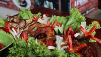 Temen kan punya penangkaran arwana, nah saya waktu itu coba minta 1 ekor buat digoreng. Terus pas dicoba itu ternyata rasanya gurih. Akhirnya ada ide gimana kalau dijual. Jadilah sekarang dimasukkan ke menu, ungkapnya. Foto: detikcom/Bima Bagaskara