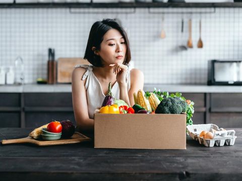 Jauna azijietė gavo dėžutę, pilną spalvingų ir šviežių ekologiškų prekių, užsakytų internetu, pristatydama į namus.  Namų virtuvėje ji planuoja gaminti sveiką maistą.  Sveikos mitybos gyvensena