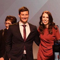 Perdana Menteri Selandia Baru Jacinda Ardern terpaksa membatalkan pernikahannya imbas pemerintah memberlakukan pembatasan baru Covid-19. Pembatasan itu dilakukan guna mencegah penyebaran varian baru Omicron. Foto: Getty Images