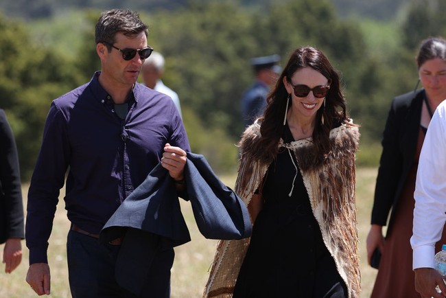 Setahun kemudian Jacinda Ardern dan Clarke Gayford resmi menjalin hubungan asmara. Foto: Getty Images