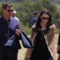 Setahun kemudian Jacinda Ardern dan Clarke Gayford resmi menjalin hubungan asmara. Foto: Getty Images