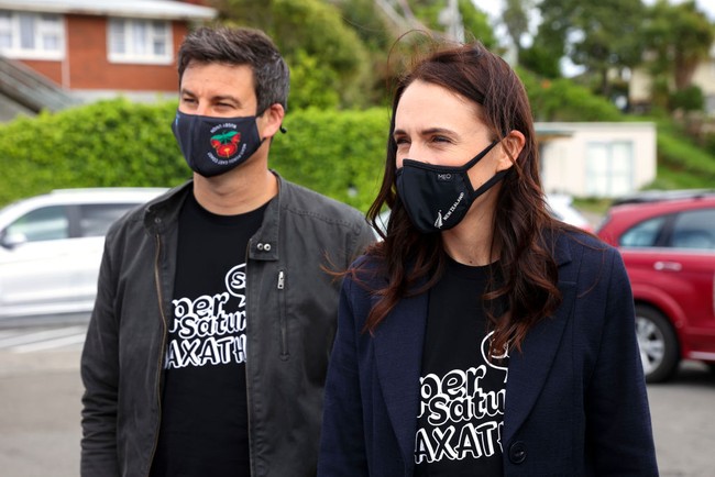 Jacinda Ardern dan Clarke Gayford, seorang presenter televisi, pertama kali bertemu pada 2012. Keduanya berkenalan lewat seorang rekan di lingkup pertemanan yang sama. Foto: Getty Images