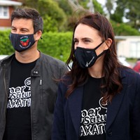 Jacinda Ardern dan Clarke Gayford, seorang presenter televisi, pertama kali bertemu pada 2012. Keduanya berkenalan lewat seorang rekan di lingkup pertemanan yang sama. Foto: Getty Images
