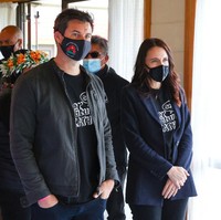 “Begitulah hidup,” jawab Jacinda Ardern ketika ditanya wartawan tentang perasaannya karena terpaksa membatalkan pernikahan. Foto: Getty Images