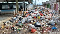 Sampah ini menimbulkan bau busuk dan dikeluhkan para pedagang.