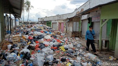 Sampah di Pasar Sehat Cileunyi Dibiarkan Sampai 6 Bulan. Sehat ?
