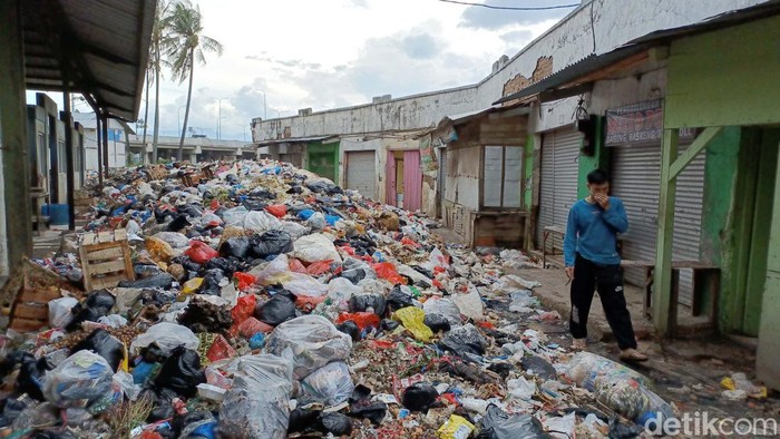 Sampah menumpuk di Pasar Sehat Cileunyi, Kabupaten Bandung, Senin (24/1/2021). Sampah yang menggunung tersebut belum diangkut petugas sekitar 6 bulan.
