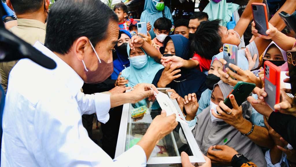Jokowi Beri Bantuan Tunai Pada Pedagang Pasar Baru Tanjung Enim
