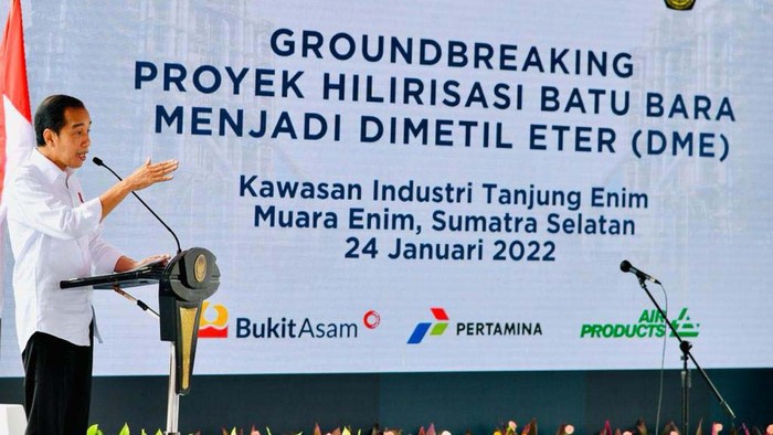Presiden Jokowi melakukan groundbreaking proyek hilirisasi batu bara menjadi dimetil eter (DME) di Muara Enim, Sumsel. Proyek ini ditargetkan selesai dalam 30 bulan.
