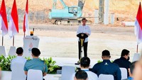 Presiden Joko Widodo (Jokowi) melakukan groundbreaking proyek hilirisasi batubara menjadi dimetil eter (DME) di Kabupaten Muara Enim, Sumatra Selatan, Senin (24/1).