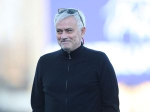 Aduh! Momen Menyakitkan Mourinho Kejedot Atap Bangku Cadangan