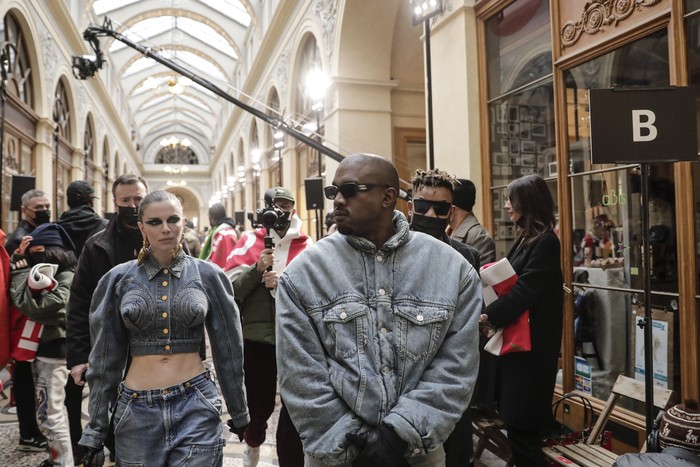 Kanye West dan Julia Fox di fashion show Kenzo Paris Fashion Week Kanye West dan Julia Fox di fashion show Kenzo Paris Fashion Week.