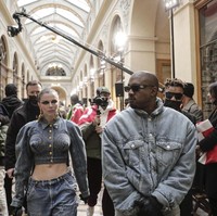 Jaket tersebut lalu dipadu dengan jeans Levis dan sepasang sepatu bot hitam keluaran Red Wing. Tidak ketinggalan, kacamata hitam dan sarung tangan hitam motor yang senada dengan sepatu mantan suami Kim Kardashian itu. (Foto: AP/Lewis Joly)