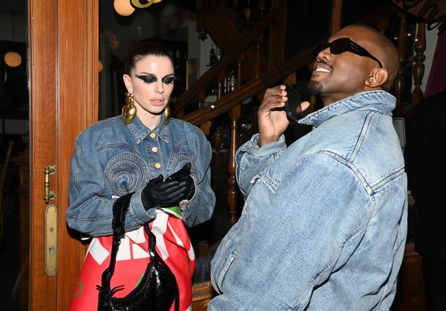 Untuk bawahan, Julia yang muncul dengan riasan smokey-eyes yang tebal itu memilih jeans oversized yang diakuinya milik perancang Schiaparelli, Daniel Roseberry. Aku mengambil jeans tersebut langsung dari badannya, dan dia sangat baik karena mengizinkanku memakainya, kata ibu satu anak itu seperti dikutip WWD. (Foto: Getty Images/Pascal Le Segretain)