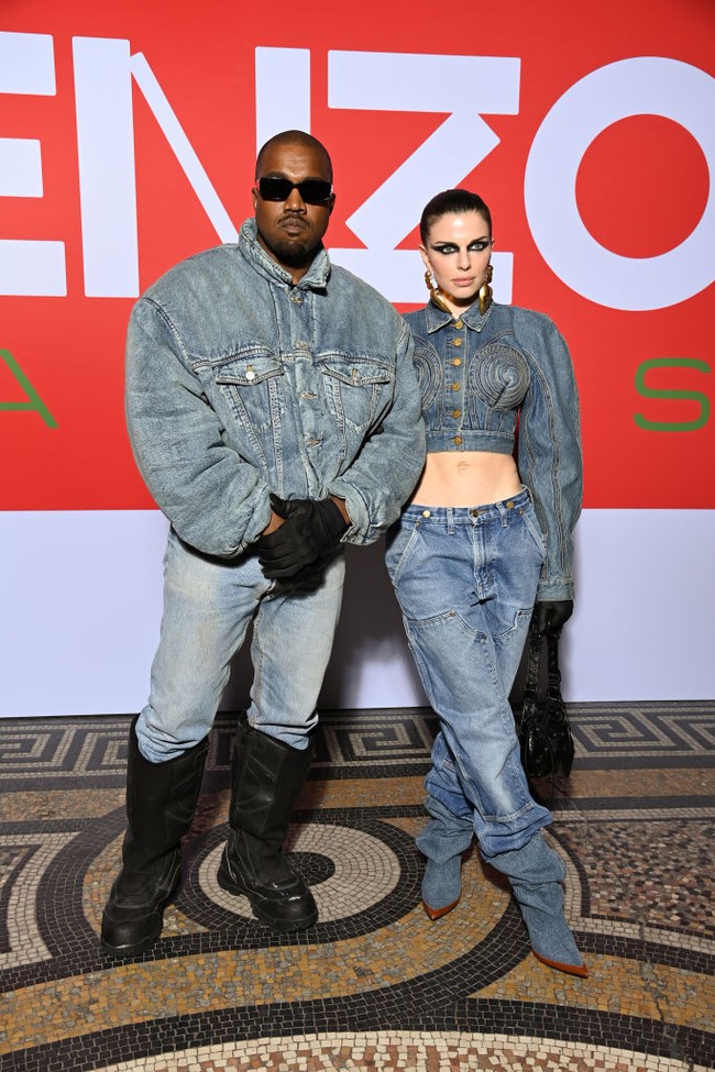 Julia Fox yang usianya lebih muda 13 tahun dari Ye, nama baru Kanye West, tak kalah stylish. Crop-jacket denim yang mengekspos perut dari rumah mode Schiaparelli menjadi andalan aktris dan model itu. Jaket tersebut dihiasi bentuk cone-bra yang unik pada bagian dada. (Foto: Getty Images/Pascal Le Segretain)