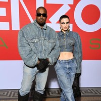 Julia Fox yang usianya lebih muda 13 tahun dari Ye, nama baru Kanye West, tak kalah stylish. Crop-jacket denim yang mengekspos perut dari rumah mode Schiaparelli menjadi andalan aktris dan model itu. Jaket tersebut dihiasi bentuk cone-bra yang unik pada bagian dada. (Foto: Getty Images/Pascal Le Segretain)