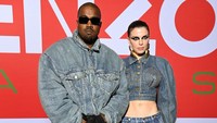Debut Kanye West dan Julia Fox Sebagai Sejoli di Red Carpet, Serasi Berdenim