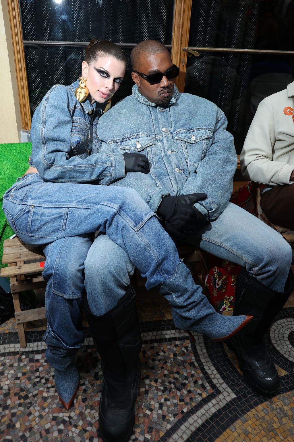 Kanye West dan Julia Fox di fashion show Kenzo Paris Fashion Week.