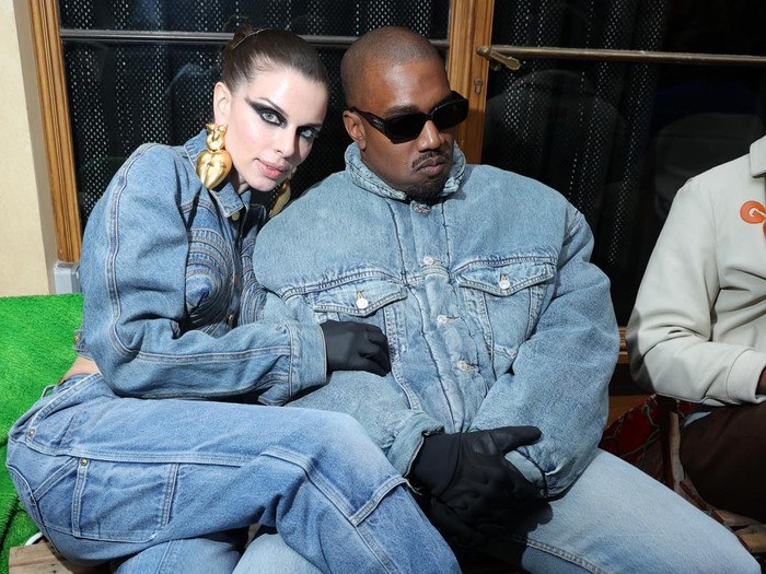 Kanye West dan Julia Fox di fashion show Kenzo Paris Fashion Week.