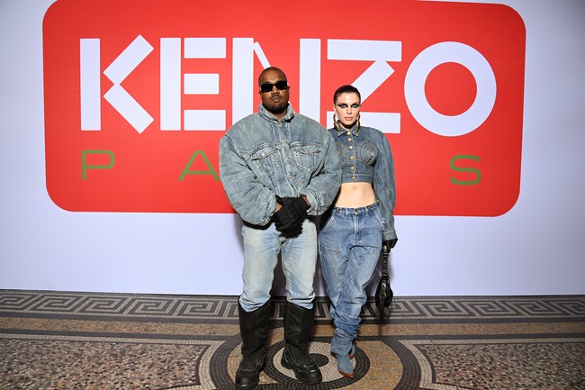 Kanye West dan Julia Fox hadir untuk menyaksikan peragaan koleksi Fall/Winter 2022-2023 Kenzo yang digelar dalam rangkaian Paris Fashion Week. Koleksi ini menandai karya perdana desainer Nigo untuk jenama besutan mendiang Kenzo Takada. (Foto: Getty Images/Pascal Le Segretain)