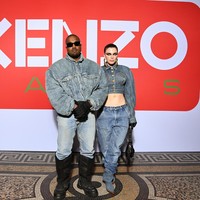 Kanye West dan Julia Fox hadir untuk menyaksikan peragaan koleksi Fall/Winter 2022-2023 Kenzo yang digelar dalam rangkaian Paris Fashion Week. Koleksi ini menandai karya perdana desainer Nigo untuk jenama besutan mendiang Kenzo Takada. (Foto: Getty Images/Pascal Le Segretain)