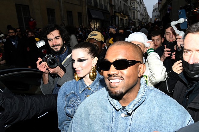 Kanye West memboyong pacar barunya, Julia Fox, ke Paris Fashion Week. Keduanya pun memamerkan kemesraan lewat busana yang serasi. Sorotan langsung tertuju pada Kanye West dan Julia Fox saat tiba di lokasi fashion show Kenzo, dekat Place des Victoires, Paris, Prancis, pada Minggu (23/1/2022). Fans hingga paparazzi pun langsung mengerumuni sejoli baru ini. (Foto: Getty Images/Pascal Le Segretain)