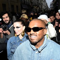 Kanye West memboyong pacar barunya, Julia Fox, ke Paris Fashion Week. Keduanya pun memamerkan kemesraan lewat busana yang serasi. Sorotan langsung tertuju pada Kanye West dan Julia Fox saat tiba di lokasi fashion show Kenzo, dekat Place des Victoires, Paris, Prancis, pada Minggu (23/1/2022). Fans hingga paparazzi pun langsung mengerumuni sejoli baru ini. (Foto: Getty Images/Pascal Le Segretain)