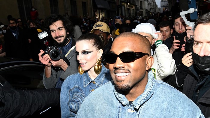 Kanye West dan Julia Fox di fashion show Kenzo Paris Fashion Week.