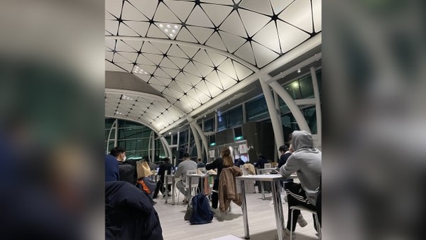 Di Bandara Internasional Hong Kong pada 2 Januari. Setelah swab, traveler akan menunggu hasilnya di Pennys Bay di dekat Disneyland Hong Kong.