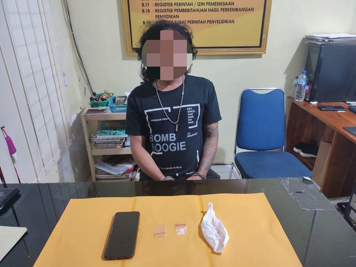Polisi Ngawi mengamankan 4 orang dalam kasus penyalahgunaan narkoba. Dua di antaranya pencari barang bekas (pemulung).