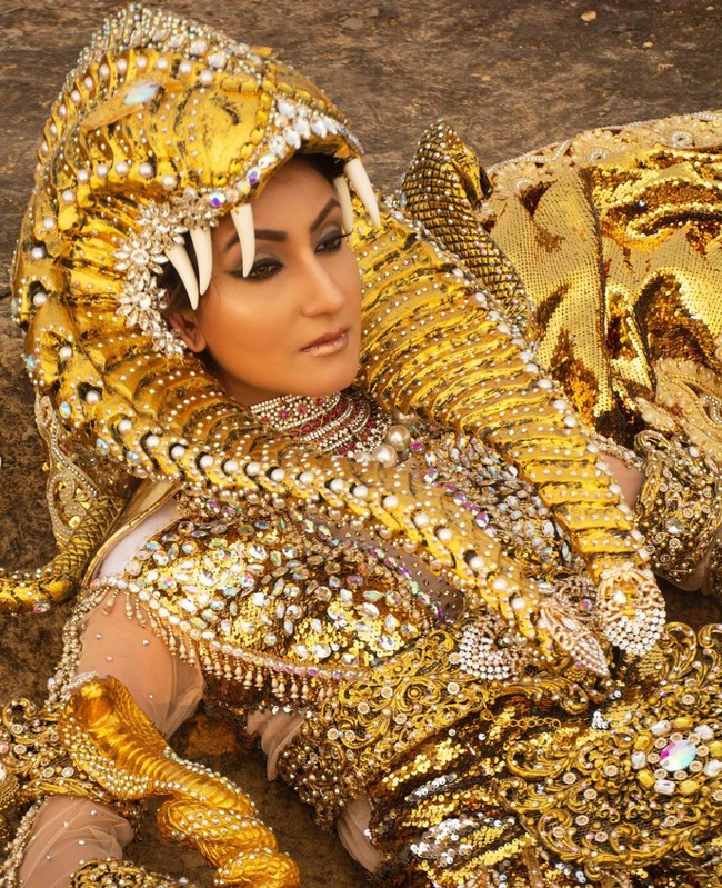 Kostum bertema Kundalini Chakra ini menyimbolkan pergerakan energi chakra di dalam tubuh dari ujung kaki ke tulang belakang dan naik ke atas hingga kepala. Foto: Instagram/@mrsindiainc