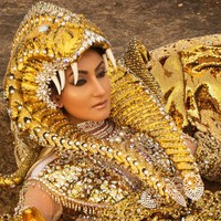 Kostum bertema Kundalini Chakra ini menyimbolkan pergerakan energi chakra di dalam tubuh dari ujung kaki ke tulang belakang dan naik ke atas hingga kepala. Foto: Instagram/@mrsindiainc