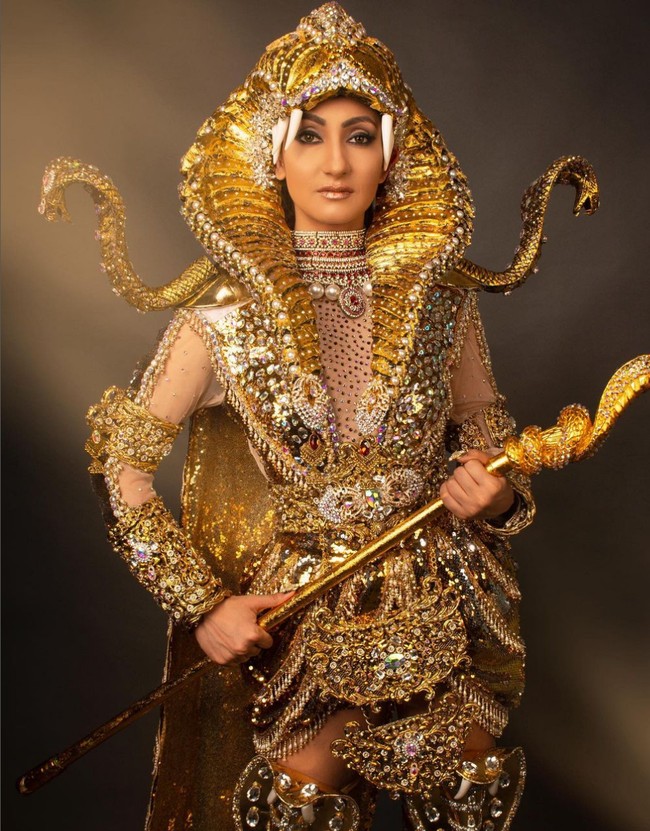 Karya Eggie Jasmin terinspirasi dari sosok ular mistis asli India, Cobra Serpent. Ular ini dipercaya memiliki kekuatan sihir yang kuat di antara jenis ular lainnya dari India. Foto: Instagram/@mrsindiainc