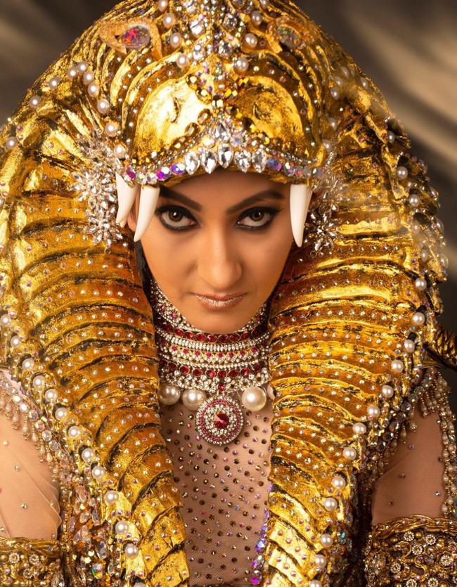 Kostum sarat akan kemewahan dari bebatuan kristal dan sequin Korea yang diaplikasikan pada bustier, hiasan kepala dan sepatu boot. Foto: Instagram/@mrsindiainc