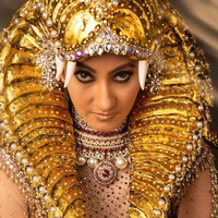 Kostum sarat akan kemewahan dari bebatuan kristal dan sequin Korea yang diaplikasikan pada bustier, hiasan kepala dan sepatu boot. Foto: Instagram/@mrsindiainc