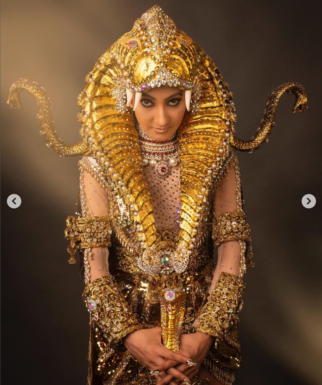 Keseluruhan kostum bertabur 50 ribu berlian rhinestone yang dikombinasikan dengan brokat, tulle dan sequin Korea pada bagian dalam. Perpaduan berbagai material itu memberi sentuhan feminin dalam penampilan yang solid. Foto: Instagram/@mrsindiainc